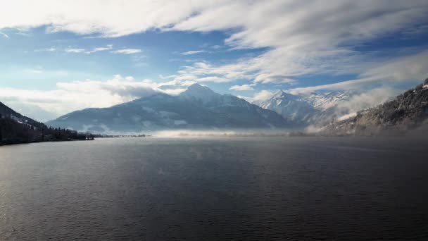 Drone Survole Lac Tranquille Entouré Montagnes Enneigées Avec Une Base — Video