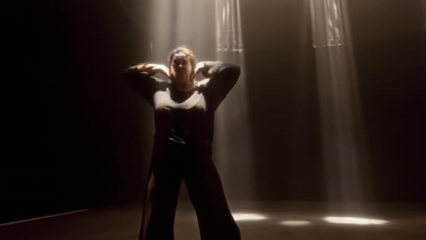 Опытная Женщина Изящно Танцует Ручной Съемке Теплыми Огнями Студии Демонстрируя — стоковое видео