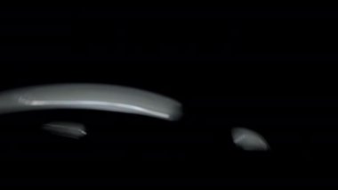 Karanlığa karşı aydınlatan beyaz ışık çizgisi