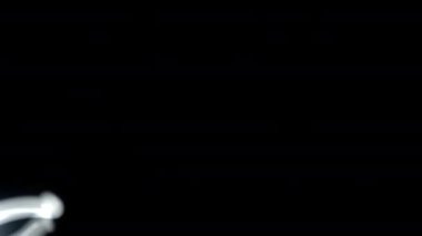 Karanlığa karşı beyaz bir ışık parlaklığın güzel dokunuşlarıyla yol alır.