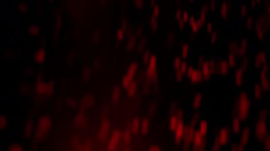 Hızla hareket eden kırmızı noktalar karanlık bir ortamda büyüleyici bir dans yaratıyor.