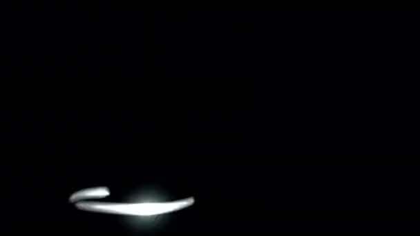 Стежка Неонового Білого Світла Протікає Темряві Блиском — стокове відео