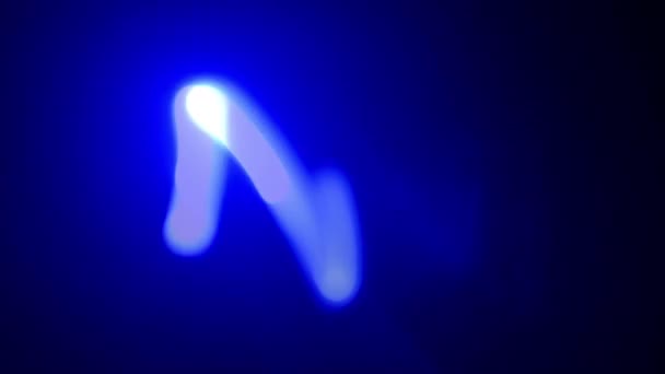 迷人的蓝光在黑暗中荡漾起舞来 — 图库视频影像