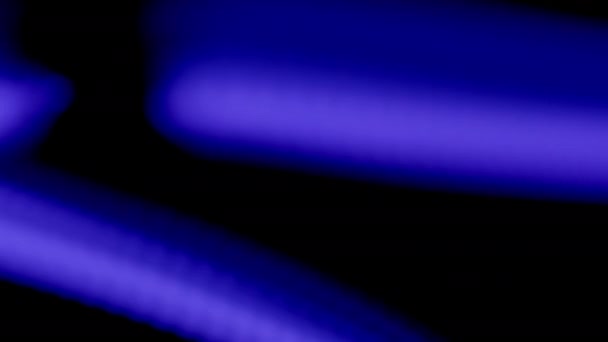 Una Luz Azul Dinámica Rápidamente Desliza Sobre Oscuridad Iluminando Oscuridad — Vídeos de Stock