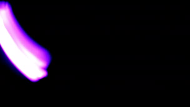 Фіолетове Яскраве Світло Проходить Через Темряву Залишаючи Захоплююче Сяйво — стокове відео
