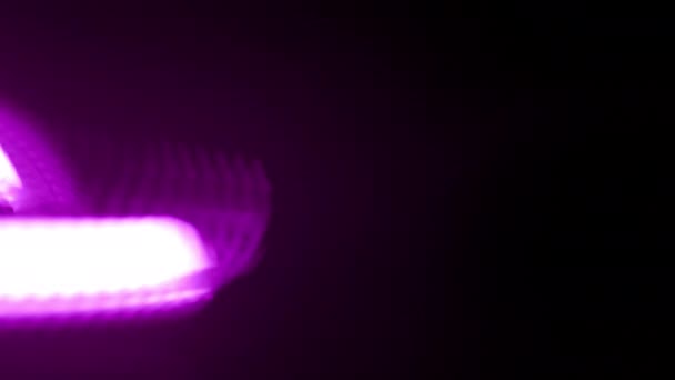 Фиолетовый Светящийся Свет Стремительно Проносится Сквозь Кромешную Тьму — стоковое видео
