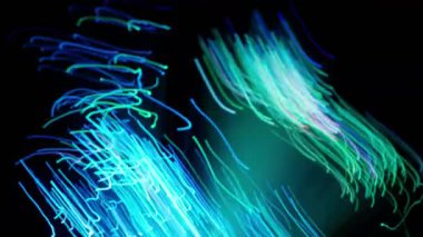 Renkli ışık çizgileri, dinamik hareketleriyle büyüleyicidir, karanlıkta dönerler.