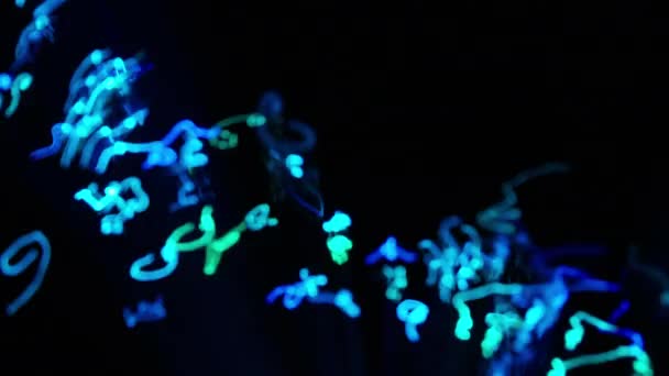 Динамические Разноцветные Полосы Демонстрирующие Показ Вихревых Оттенков Темноте — стоковое видео