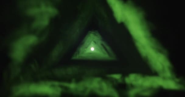 複雑な三角形の形で優雅に踊る緑の煙を和らげる — ストック動画