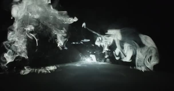 Temnoty Elegantně Vynořily Chuchvalce Kouře Vedoucí Zářícímu Bílému Světlu Konci — Stock video