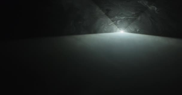 Des Brins Fumée Dérivent Dans Obscurité Contre Une Lumière Blanche — Video