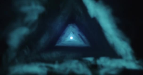 Fumul Albastru Triunghiular Rotește Grațios Cadrul Unei Formațiuni Tunel — Videoclip de stoc
