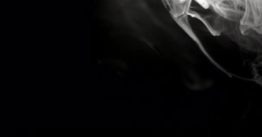 Siyah bir arkaplandan parlak beyaz duman yükselir. Havada yayıldıkça rastgele şekiller ve desenler yaratır.