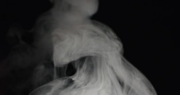 Close Rastros Fumaça Branca Grossa Subindo Espalhando Criando Movimento Fluido — Vídeo de Stock