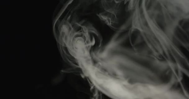 白色的烟道从下面升起 穿过黑色的背景 形成了复杂的图案 — 图库视频影像