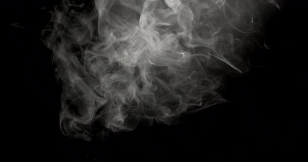 Detailní Záběr Bílého Kouře Vytváří Složité Vzory Zatímco Osvětlován Jasným — Stock video