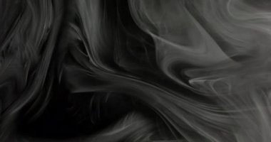 Büyüleyici duman desenleri titiz bir şekilde dans ediyor.