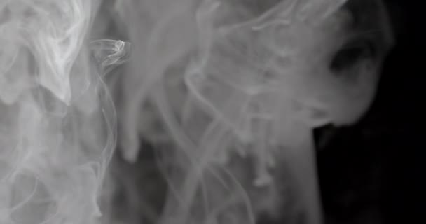 Close Fumaça Branca Luminosa Girando Contra Fundo Preto Antes Dispersar — Vídeo de Stock