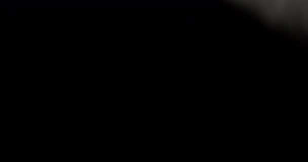 Проходячи Крізь Темряву Білий Прожектор Рухається Ліворуч Освітлює Складні Димові — стокове відео