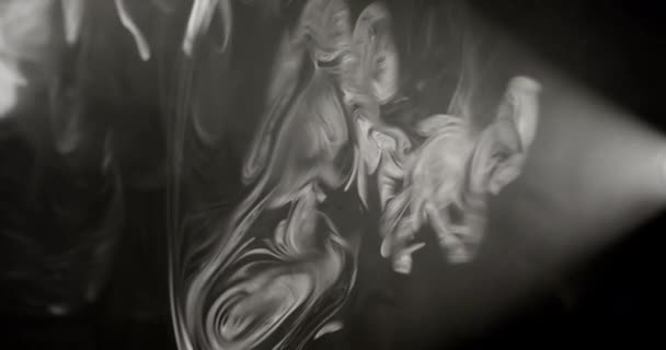 Faszinierende Rauchschwaden Unter Einem Strahlend Weißen Scheinwerfer Die Ein Bezauberndes — Stockvideo