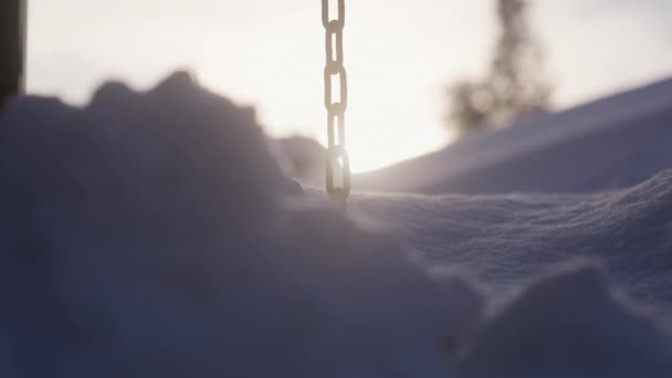 Ett Skott Marknivå Fångar Ett Snöigt Landskap Med Metallkedja Hängande — Stockvideo