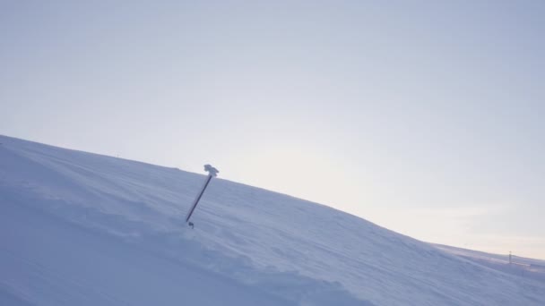 Een Rustig Besneeuwd Landschap Met Skistokken Stevig Geplant Sneeuw Onder — Stockvideo