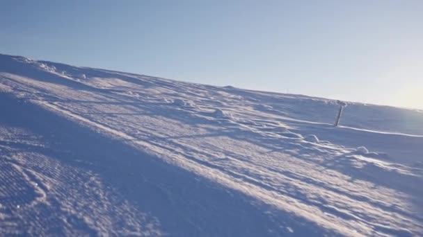 Fényes Nap Megvilágítja Téli Táj Hófödte Lejtőit Lencse Fellobbanást Okozva — Stock videók