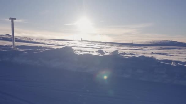 Téli Táj Nyomvonala Egyetlen Magas Oszlopot Mutat Amelyet Szilárdan Ültettek — Stock videók