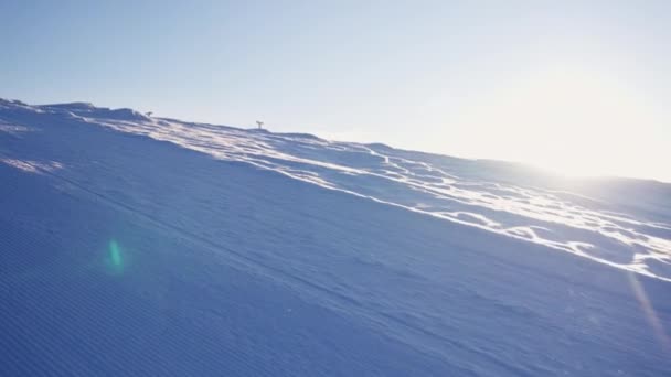Parlak Sabah Güneşi Kış Boyunca Karla Kaplı Arazide Bir Mercek — Stok video