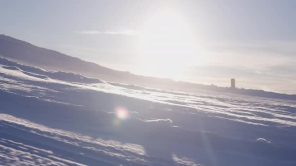 Fényes Napfény Ragyog Horizonton Árnyékot Vetve Téli Táj Havas Lejtőire — Stock videók