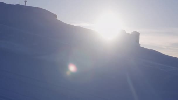 Het Felle Zonlicht Doemt Besneeuwde Hellingen Van Een Skigebied Vroege — Stockvideo