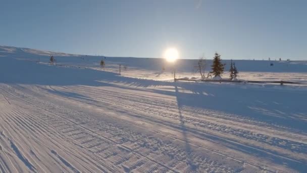 Disparo Rastreo Captura Una Estación Esquí Amanecer Sol Visible Cerca — Vídeos de Stock
