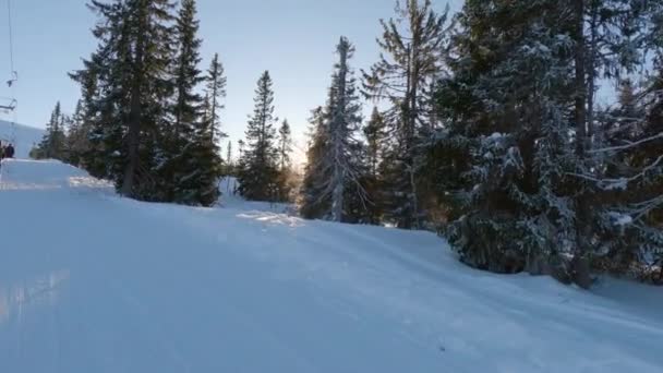 Een Gezichtsopname Van Een Besneeuwd Skigebied Met Felle Zon Schijnt — Stockvideo