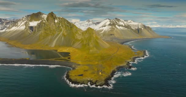 Vzdušný Pohled Ohromující Pobřežní Krajinu Obrovská Rozloha Klidného Modrého Oceánu — Stock video