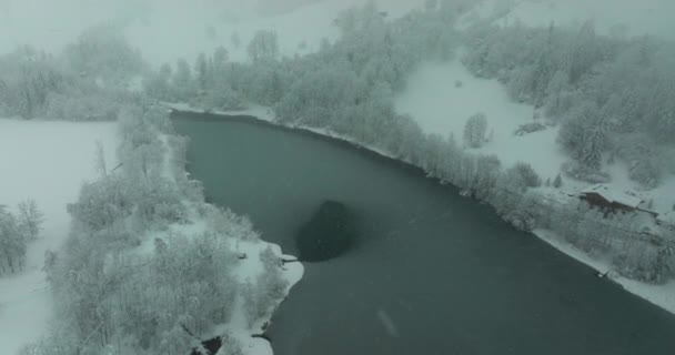Letecký Záznam Dronu Zachycuje Let Nad Ledovým Jezerem Nezamrzlou Vodou — Stock video