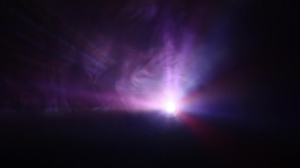 Многоцветные Лучи Света Изящно Исходят Проектора — стоковое видео