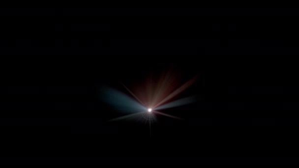 Den Fascinerande Synen Ljus Från Projektor Som Skär Genom Mörkret — Stockvideo