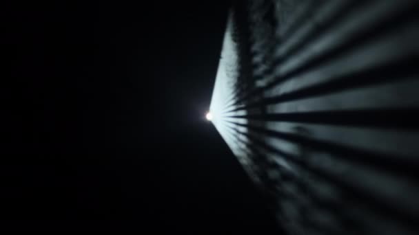 Прожекторна Лінза Виливає Кілька Променів Блискучого Білого Світла Освітлюючи Простір — стокове відео