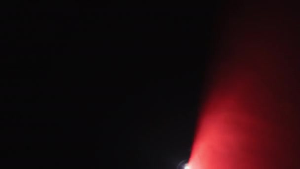 Sklopný Záběr Červených Modrých Světel Vycházejících Projektoru Vytvářející Podmanivou Souhru — Stock video