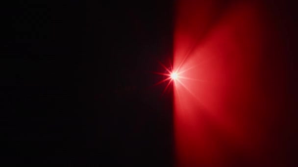 Hypnotizující Souhra Pulzujících Červených Chladných Modrých Světelných Paprsků Vyzařovaných Projektorem — Stock video