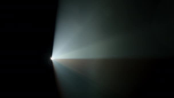 ライトプロジェクターの輝きは 魅惑的な光で周囲を照らします ロイヤリティフリーのストック動画