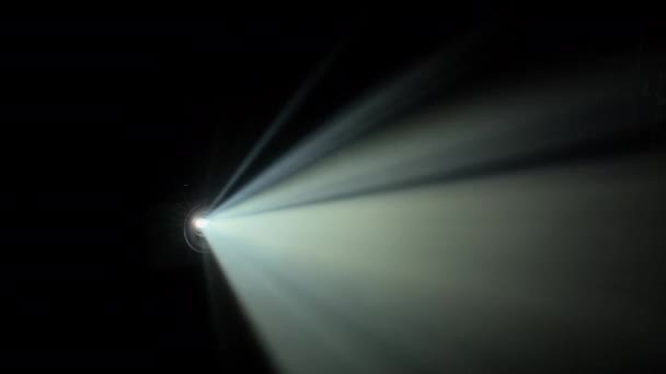 Des Lumières Projecteur Vidéo Numérique Traversent Obscurité Illuminant Espace Sombre — Video