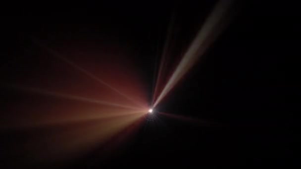 Pronikavé Paprsky Světla Projektoru Prořezávajícího Temnými Hlubinami — Stock video