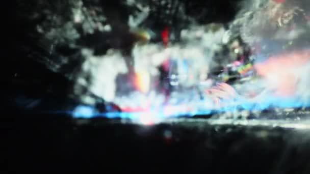 Вибухнув Зачаровуючий Танець Світла Барвистих Променів Проектора Створюючи Калейдоскоп Візуального — стокове відео