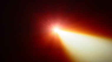 Parlak sarı ve turuncu ışık projeksiyonunun sıcaklığı ve titreşimi, ışıl ışıl parlaklığıyla sahneyi aydınlatıyor.