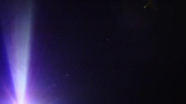 Büyüleyici bir mor ışık huzmesi yavaşça karanlığa karışıp ardında büyüleyici bir aydınlanma izi bırakır.