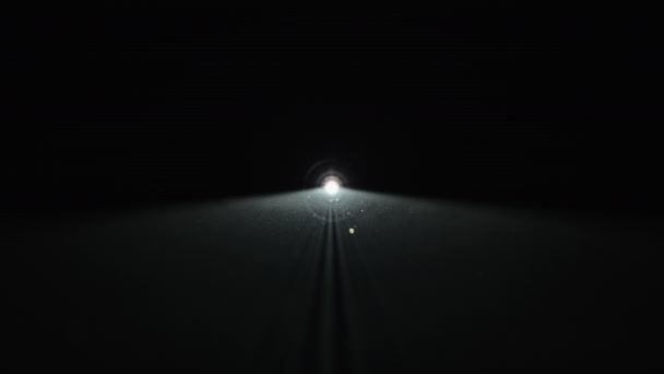 Faisceau Lumière Blanche Provenant Projecteur Traverse Obscurité — Video