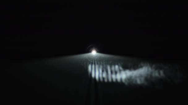 Witte Lichtstraal Van Een Projector Met Wervelende Rook Midden Duisternis — Stockvideo