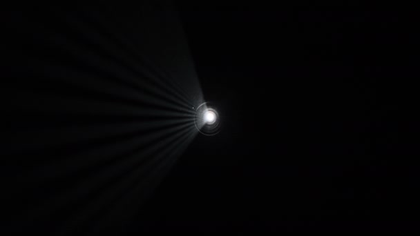 Projektör Işığı Zarifçe Soldan Sağa Doğru Hareket Ediyor Büyüleyici Hareketiyle — Stok video