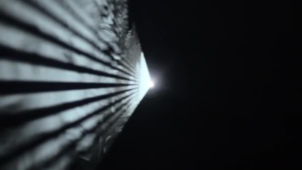 Dynamický Pohyb Bílého Světelného Paprsku Vířícím Kouřem Vycházejícím Projektoru — Stock video
